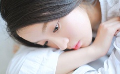 女生迈开腿和男生扑克的区别